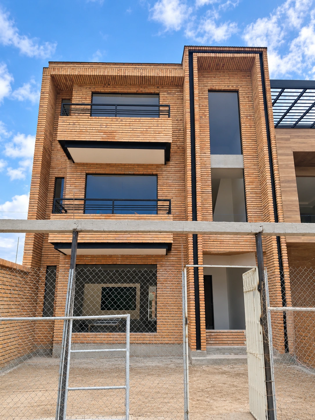 Fachada de la casa rentera de tres niveles en Ricaurte